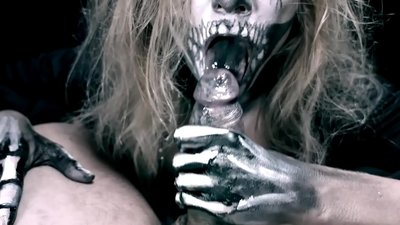 Demon ti fi souse kòk chante ak bouch nwa li ak vale kom.